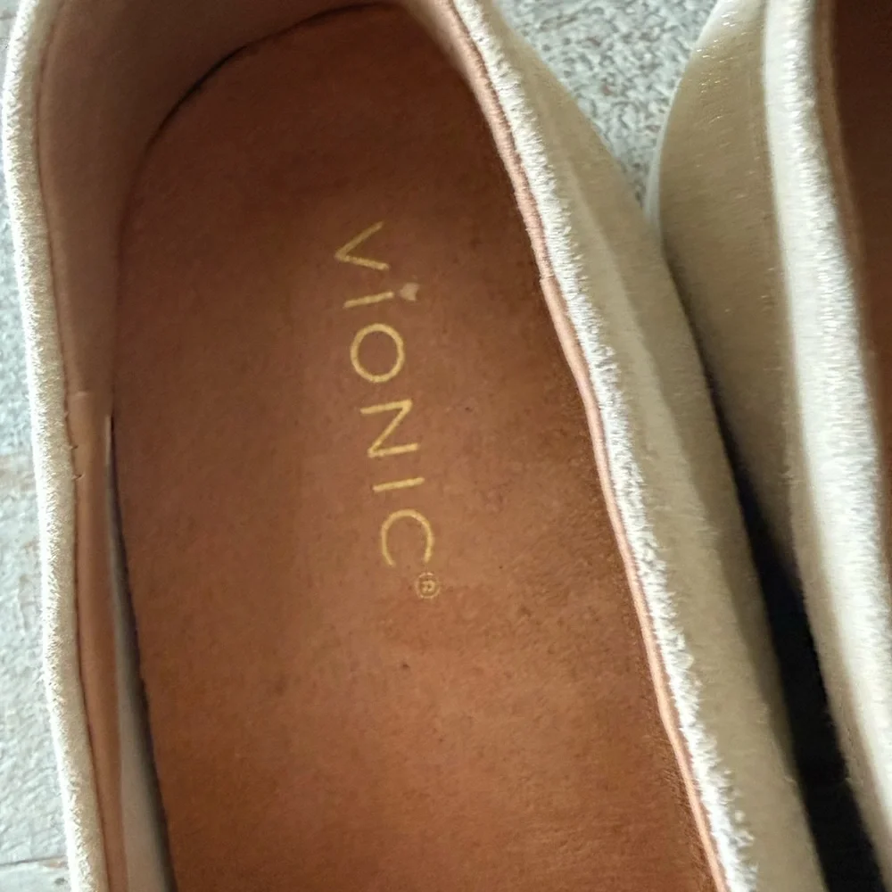 Vionic Uptown Hybrid Penny Loafer in Gold Womens Sz 9 W Wide New Without Box - Picture 8 of 8
